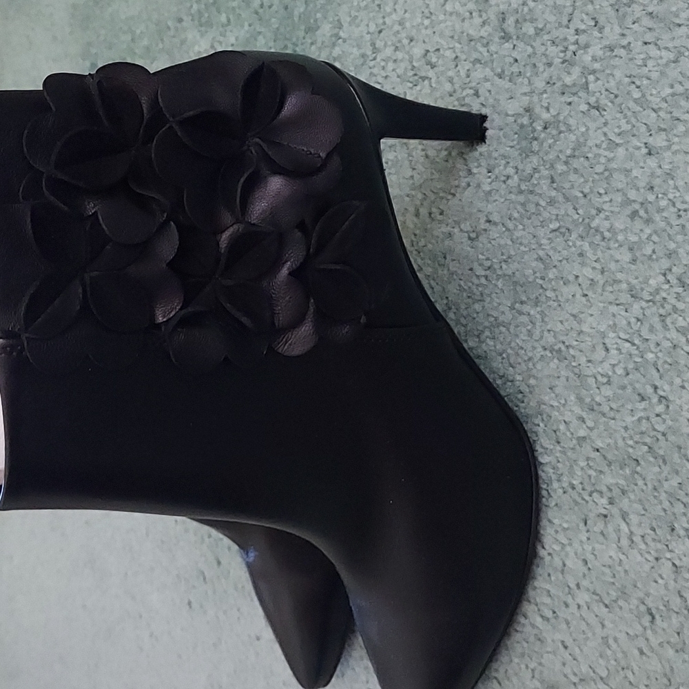 Kennel Schmenger nwot black booties